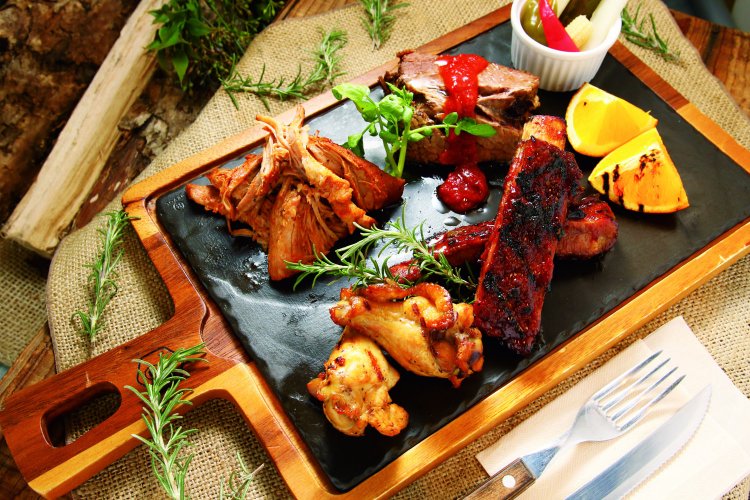 PITMASTERが焼き上げる自慢のBBQメニュー、PITMANS BBQPLATE1500円〜。