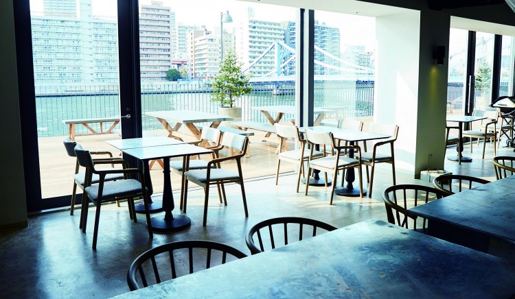 隅田川に臨む絶景の店内&テラス。