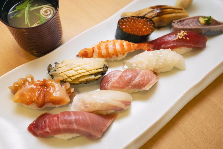 『築地寿司清 築地本店』 のおすすめは、職人による握り11貫のおまかせ 3850円。味噌汁付き。