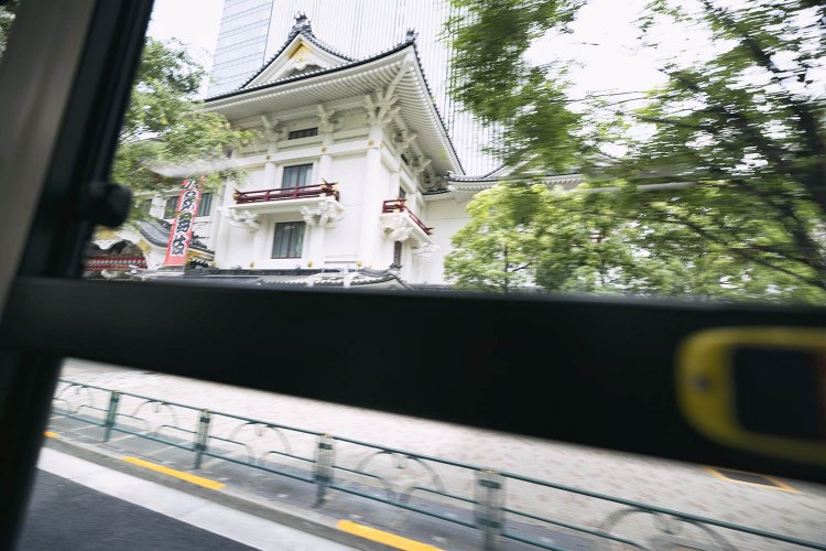 晴海通りを走行中、 歌舞伎座の前を通過。