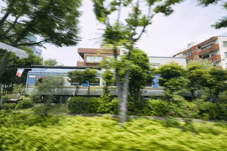 寝台列車・北斗星車両を使用したレストランも車窓から。