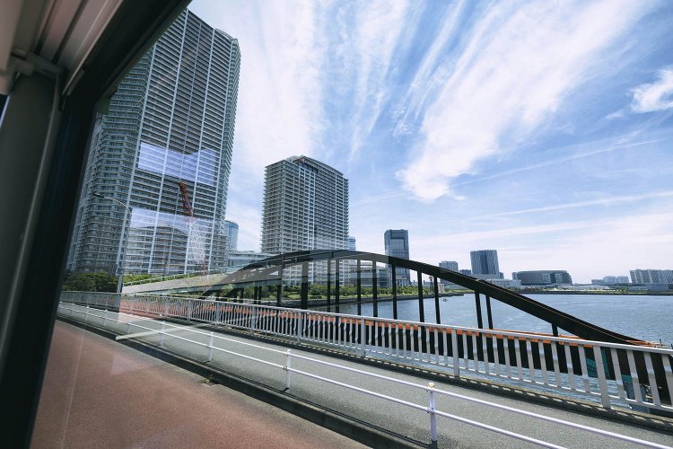 渋く錆びた旧晴海鉄道橋が青い空に映える。