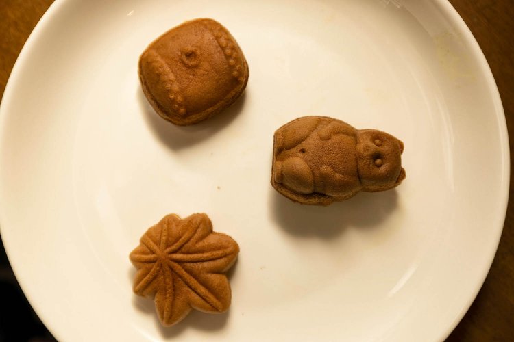 人形焼は狸150円、太鼓130円、紅葉（あんなし）50円。おみやげにぴったりの箱入りも用意している。