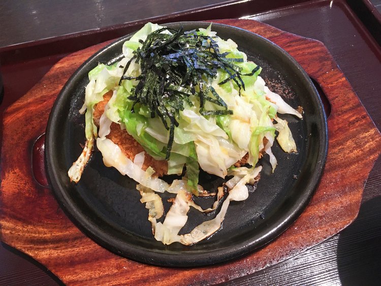 とんかつが見えなくなるくらいの炒めキャベツ。まずは和風とんかつとしていただく。