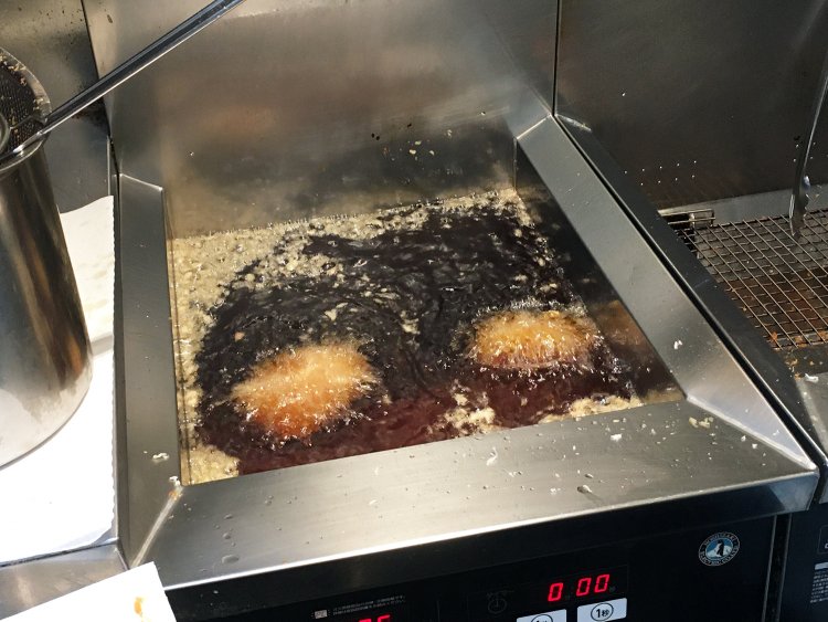 厨房で揚げられる厳選された豚肉とさくふわの衣が絶品のとんかつ。