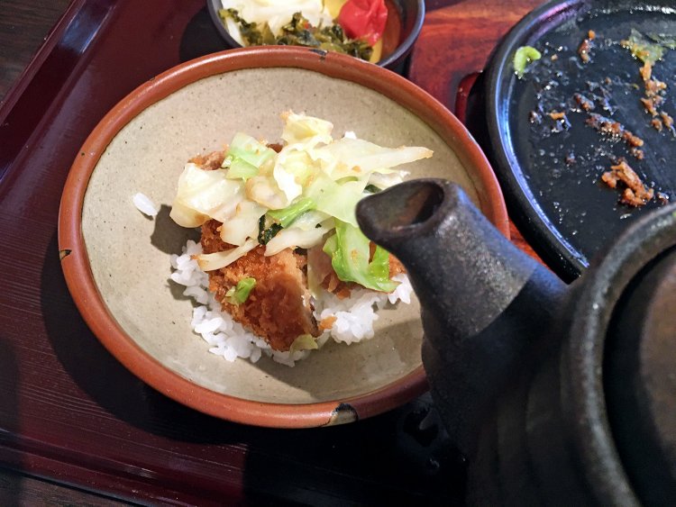 静岡県川根産の番茶をかける。渋めの番茶と醤油だれとの相性は抜群。