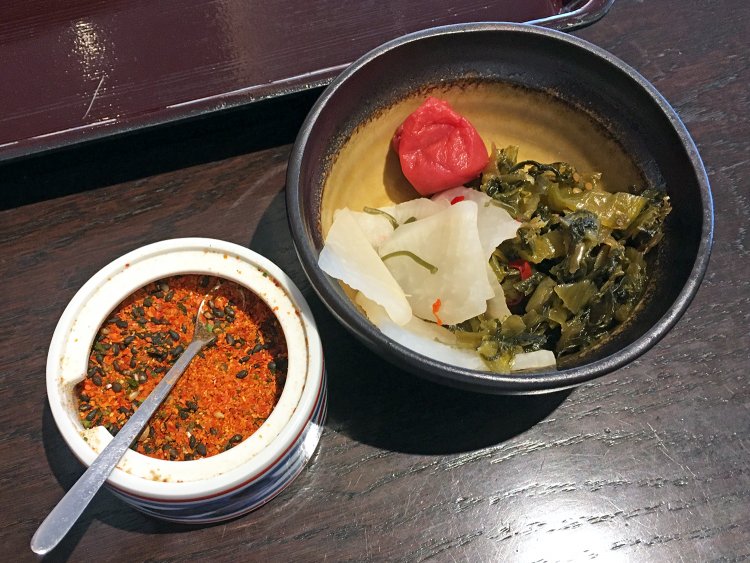 高菜や梅干しで好みにあわせて味変できるのでご飯をおかわりしても飽きない。