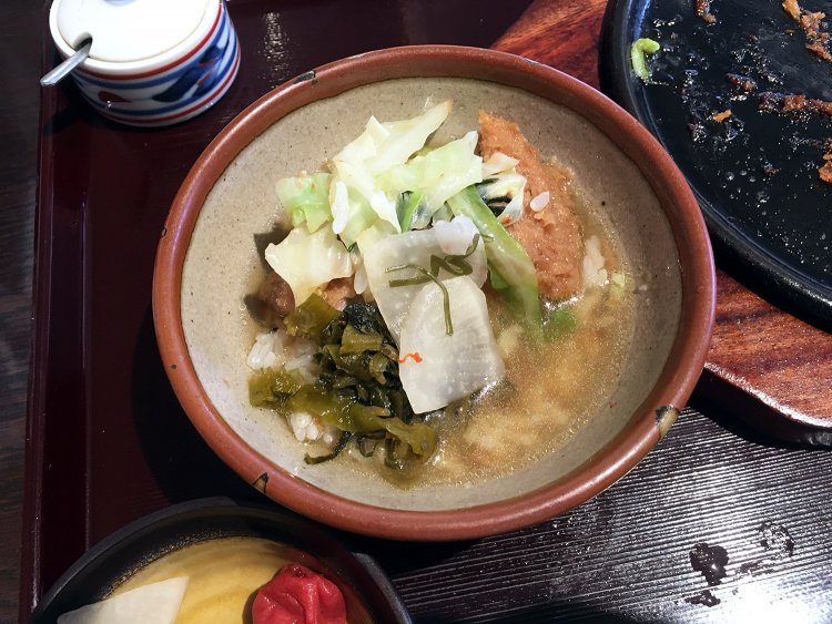 〆のお茶づけ。ご飯は少なめで高菜を加えるとおいしさ倍増！