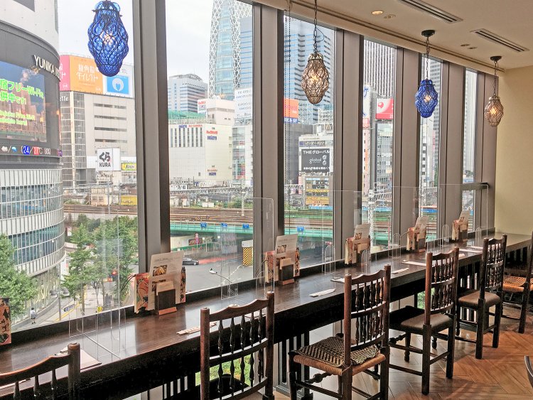靖国通り側のカウンター。外の景色を眺めながら料理を楽しむには絶好の席。