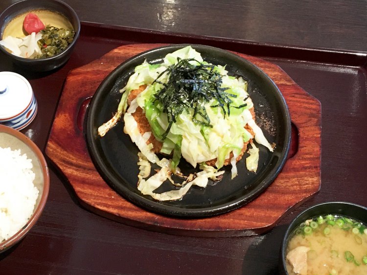 とんかつ茶づけ1630円。〆のタイミングでお茶を注文するとすぐに持ってきてもらえる。