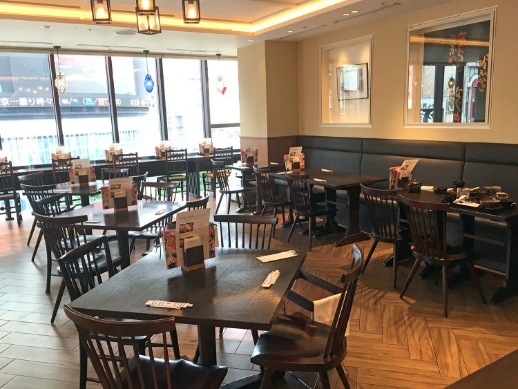 全48席。テーブルの間隔には余裕があり、ゆったりとすごせる。