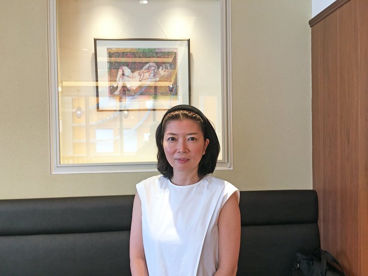 お話を伺った取締役の杉山草子さん。後ろには棟方志功の貴重な原画。