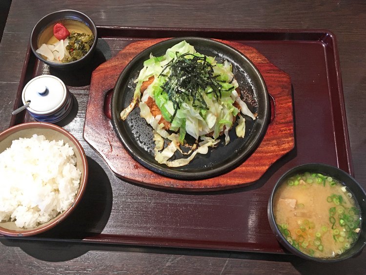 とんかつ茶づけ1630円。鉄板にのったとんかつと炒めキャベツ、ご飯、お漬物、味噌汁がつく。