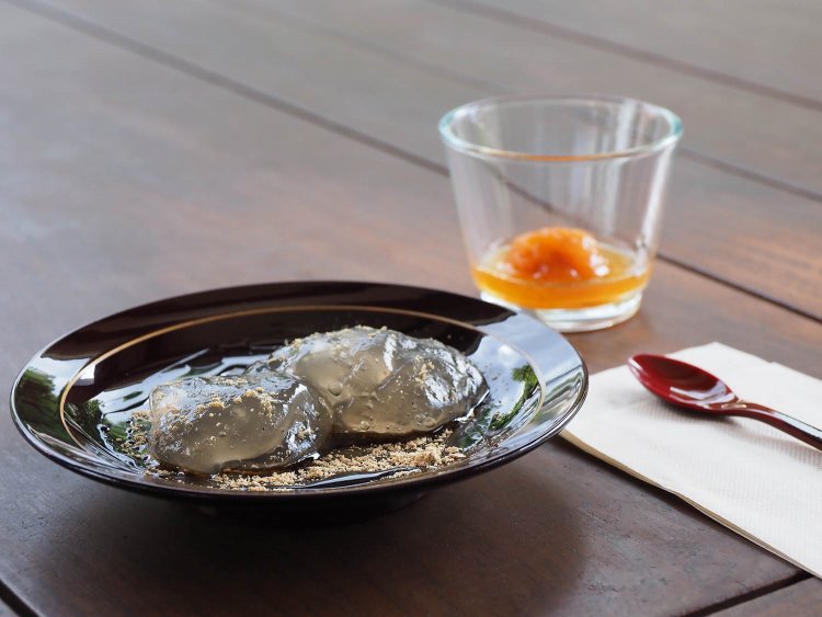 もっちりとした食感のわらびもち。6月にはあじさいを模した紫色の寒天が添えられたりと、季節の移ろいと共に味わうことができる。