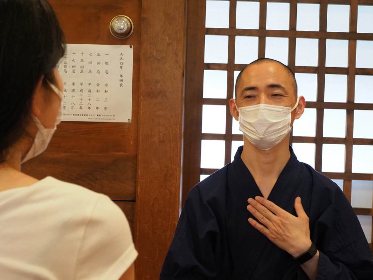 月曜日（祝日を除く）には本堂で傾聴を行ない、悩みを抱える人のお話を聞く時間も設けている（要予約）