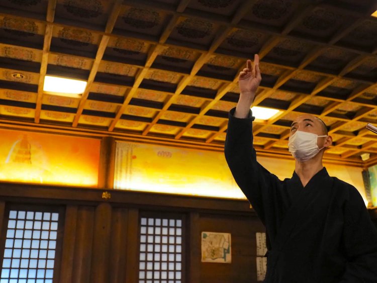 堂内の格天井には、奈良の正倉院にもみられる宝相華（ほうそうげ）と呼ばれる文様があしらわれている。壁をぐるりと取り囲むお釈迦様の一生の壁画もあいまって幻想的な雰囲気に。