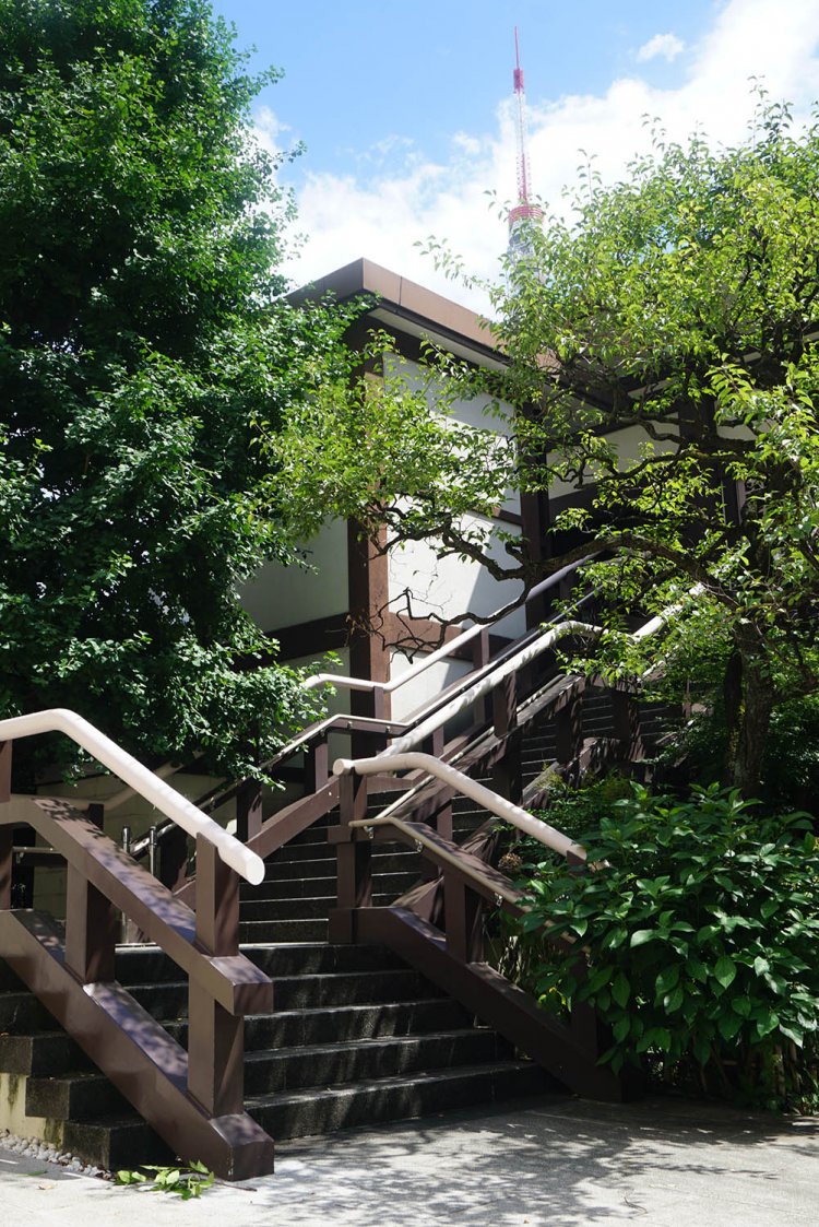 東京タワーを仰ぎ見るこの階段を上ったところが「神谷町オープンテラス」です。