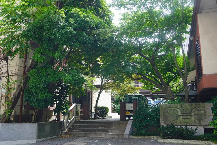 神谷町光明寺入り口