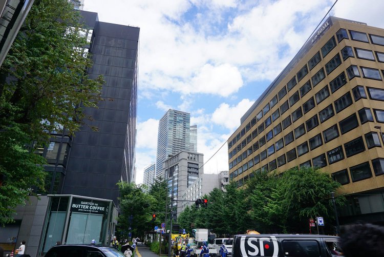 こんなビル街にお寺が？ と思うようなにぎわいの、神谷町駅前です。