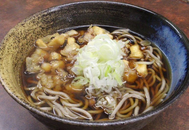 ゲソ天そば500円。天もツユもアチアチ。