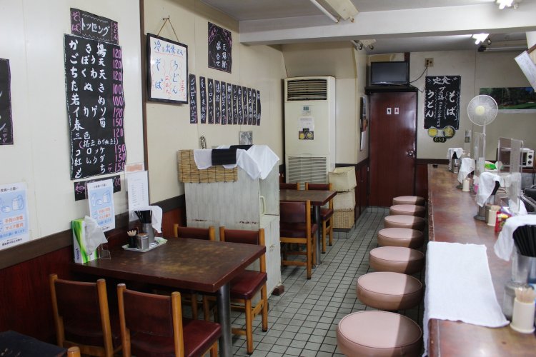 言われてみれば、店内の造作がラーメン店っぽい。
