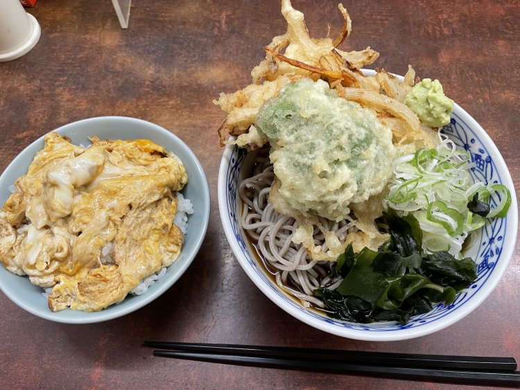 昼の定食はかき揚げそばにスクランブルエッグ丼で650円。ピーマン天はおまけ。