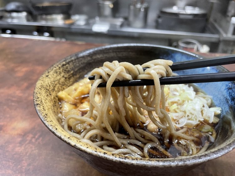 そばは草加にある富士製麺のゆで麺を使用。ゴワッとした麺がいい。
