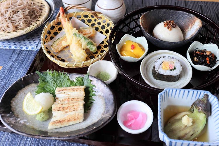 夏のかたくり御膳1350円。