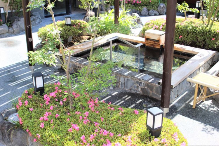 かけ流しの温泉を楽しめるひのき湯。周辺には四季を感じる植栽が施されている。