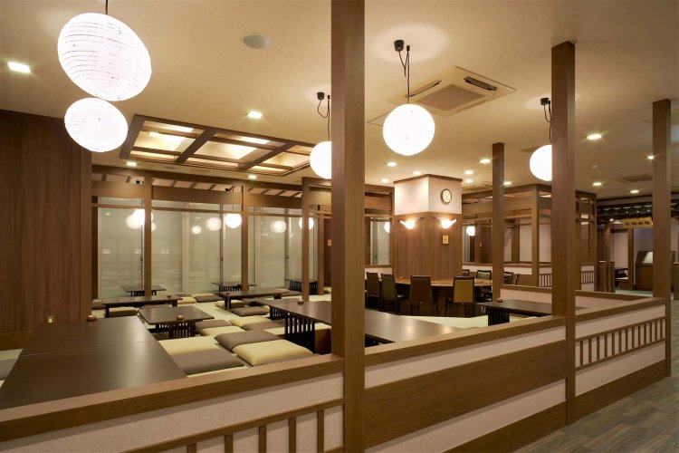 湯上がりのビールはお食事処「梅寿庵」で。休憩処が隣接する。