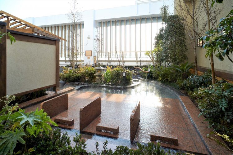 背中を流れる湯が心地よい寝ころび湯。気持ちがよく、眠りに誘われてしまいそう。