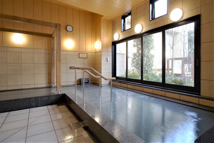 内湯のメイン浴槽は露天風呂に面しているので開放感がある。