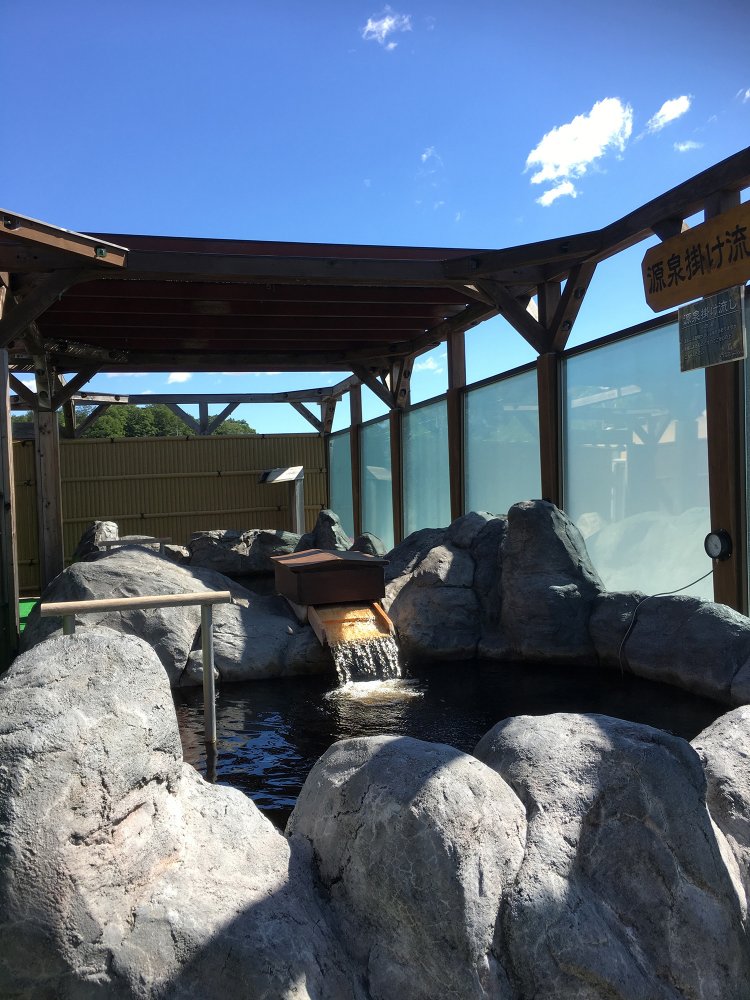 岩に囲まれた左楽の天望掛け流し風呂。