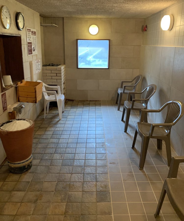 左楽の塩の房。左側に置いてあるのが塩。