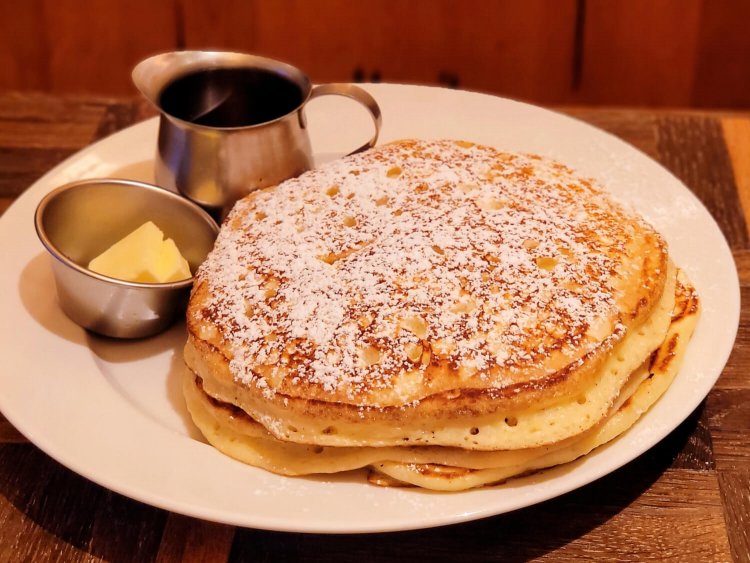 ニューヨーク バターミルクパンケーキ 1408円。