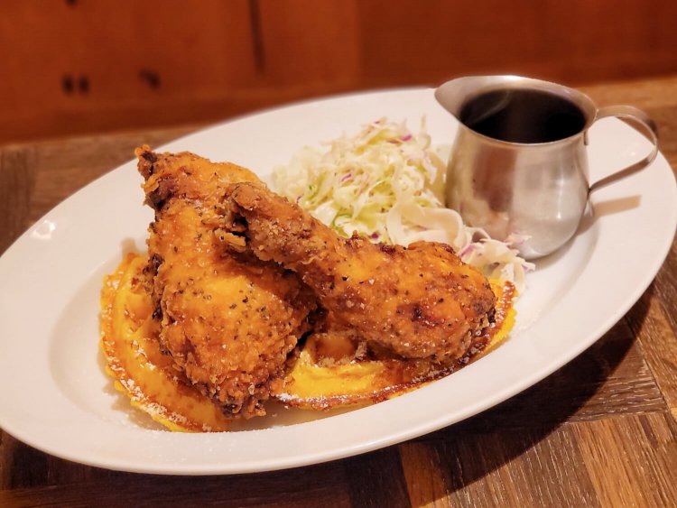 バターミルクフライドチキン＆チェダーチーズワッフル 1738円。