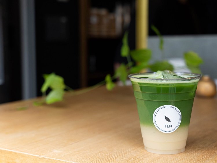 「抹茶と林檎ジュース」（税込み 650円）は、青木さんお気に入りの林檎ジュースを使いたいがために考案した、唯一のジュースを使ったスペシャリテ。濃厚なりんごの甘みを抹茶の苦みがさらりと流してくれる