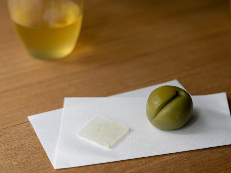 お茶請けには新潟県の和菓子ブランド「縫」から届く季節の上生果子（税込み 450円〜）をそろえる。写真は「青梅」。煎茶やお薄（抹茶）とのセットもあり