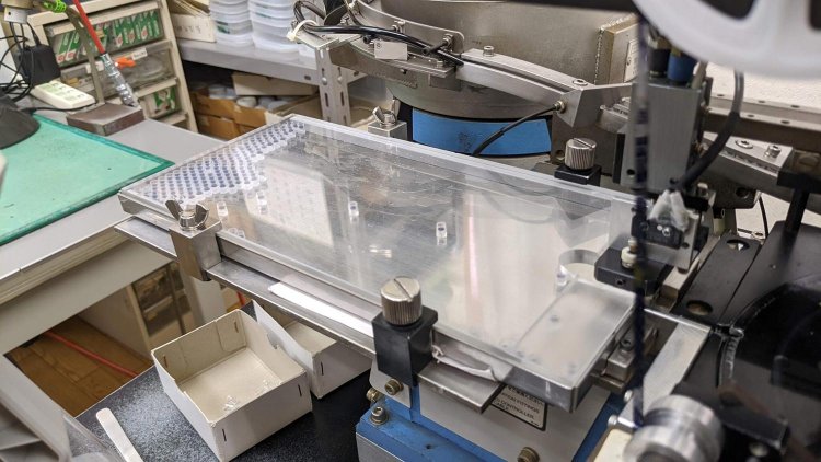 透明の小さな筒が「のぞきレンズ」