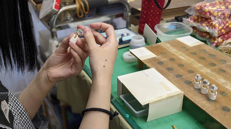 ※写真で作業しているのは、のぞかないタイプの商品です