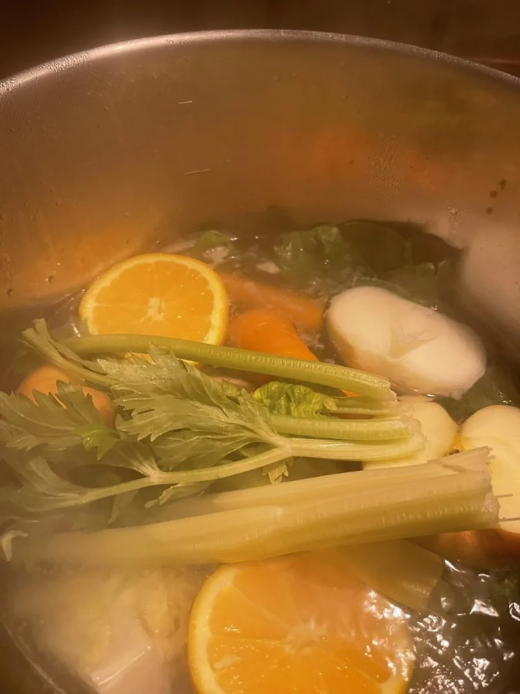 出汁を炊く様子　提供：をごちゃん