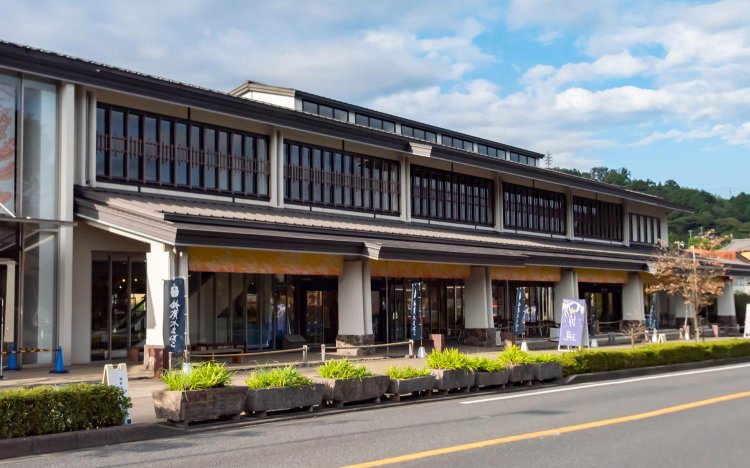 神奈川県小田原市風祭245：鈴廣かまぼこの里（鈴なり市場）