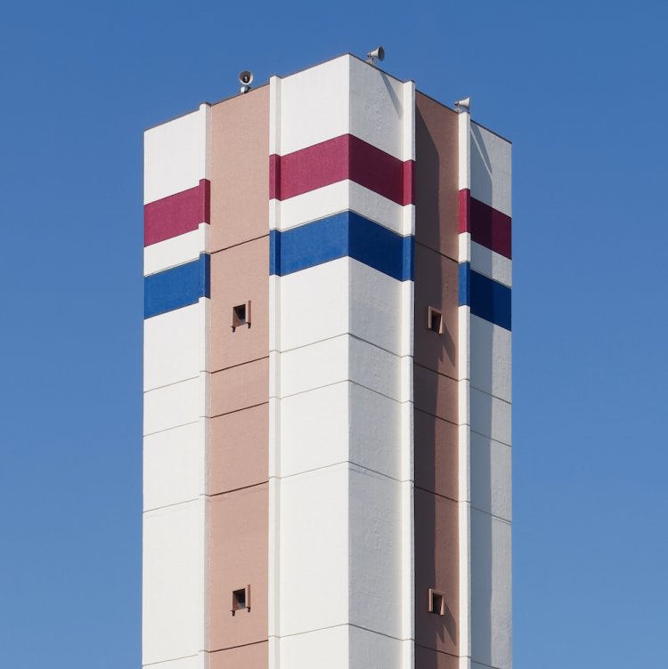 ボックス型の給水塔。さわやかなトリコロールカラー。