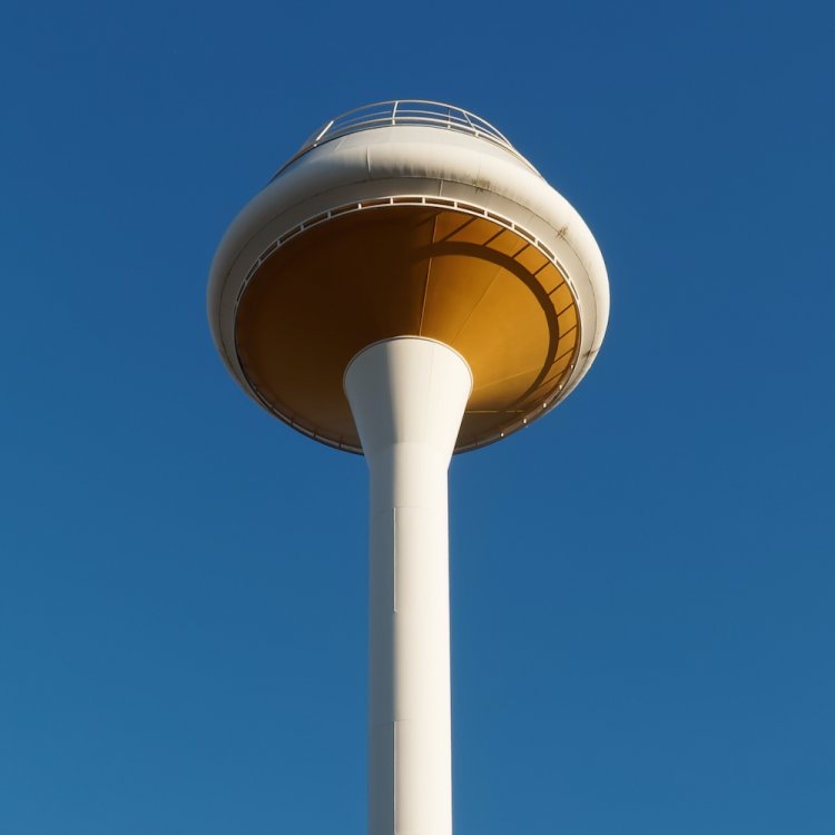 近未来的なデザインが目を引く円盤型の給水塔。