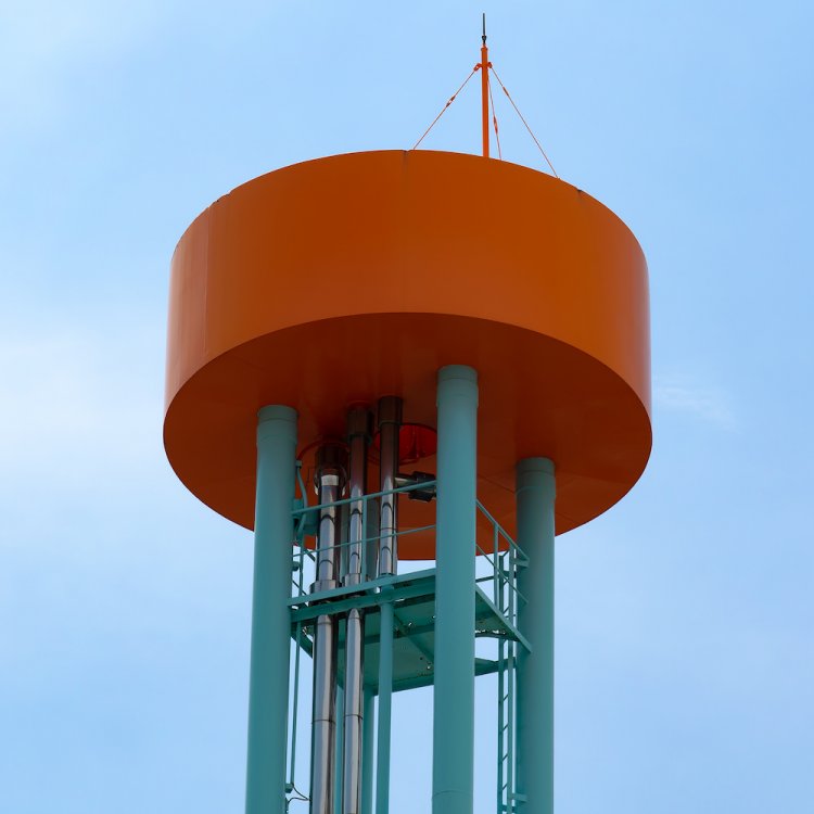 ビビッドな色彩の「むきだし型」。上空に設置されたはしごから給水塔の巨大さを痛感する。