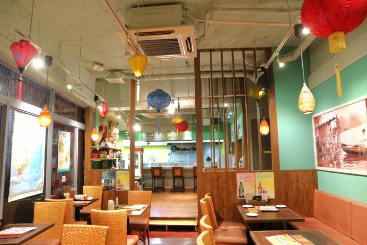 カラフルで明るい雰囲気の店内。