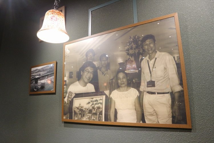 写真右がホイさん。ハノイのホテルで、オーナーにホイさんから絵がプレゼントされたときの一枚だそう。