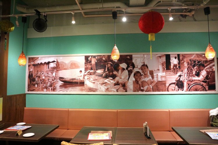 パキッと映えるグリーンの壁には、現地で撮影した写真が飾られている。