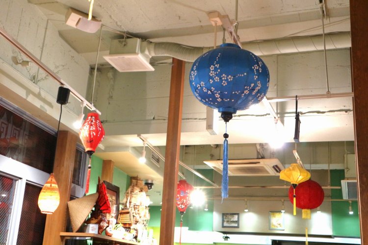 天井には、現地から取り寄せたランタンが。