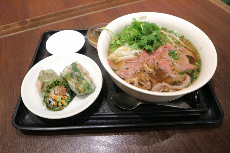フォーのスープとサイドメニューを選べるフォーセット1000円。デザートにはさっぱりとしたハス茶ゼリー付き。